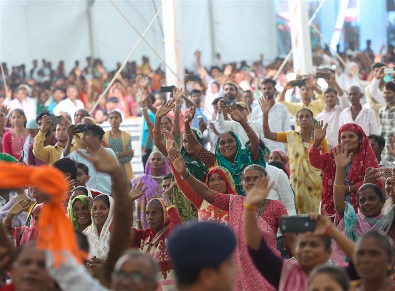 PM receives warm welcome by people during the inauguration and laying the foundation stone of development projects at Narmada, in Gujarat on November 15, 2025.