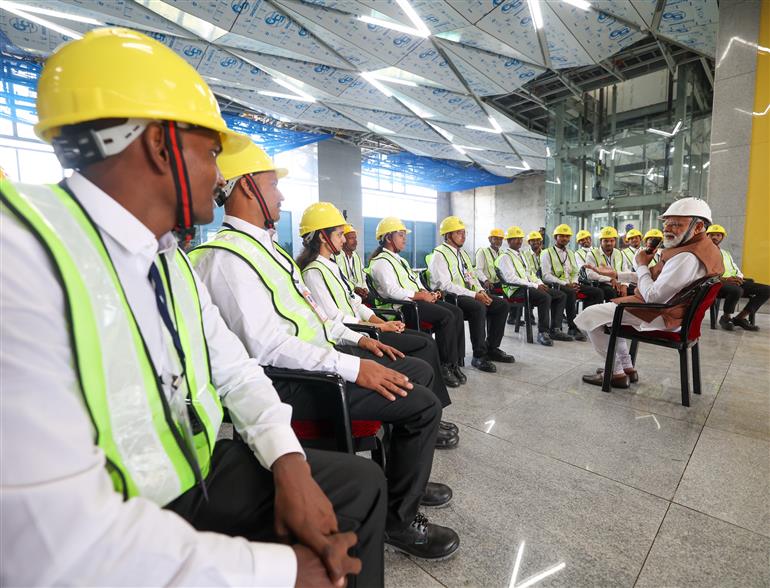 प्रधानमंत्री श्री नरेन्द्र मोदी 15 नवंबर, 2025 को गुजरात के सूरत में बुलेट ट्रेन स्टेशन का दौरा करते हुए।