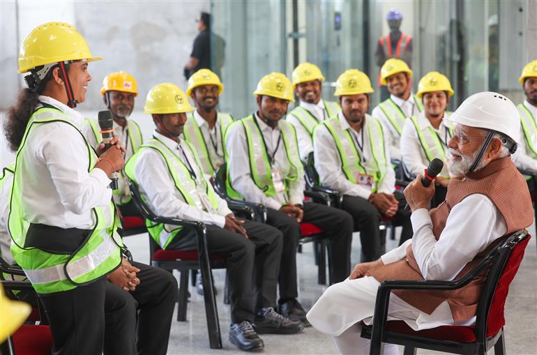 प्रधानमंत्री श्री नरेन्द्र मोदी 15 नवंबर, 2025 को गुजरात के सूरत में बुलेट ट्रेन स्टेशन का दौरा करते हुए।