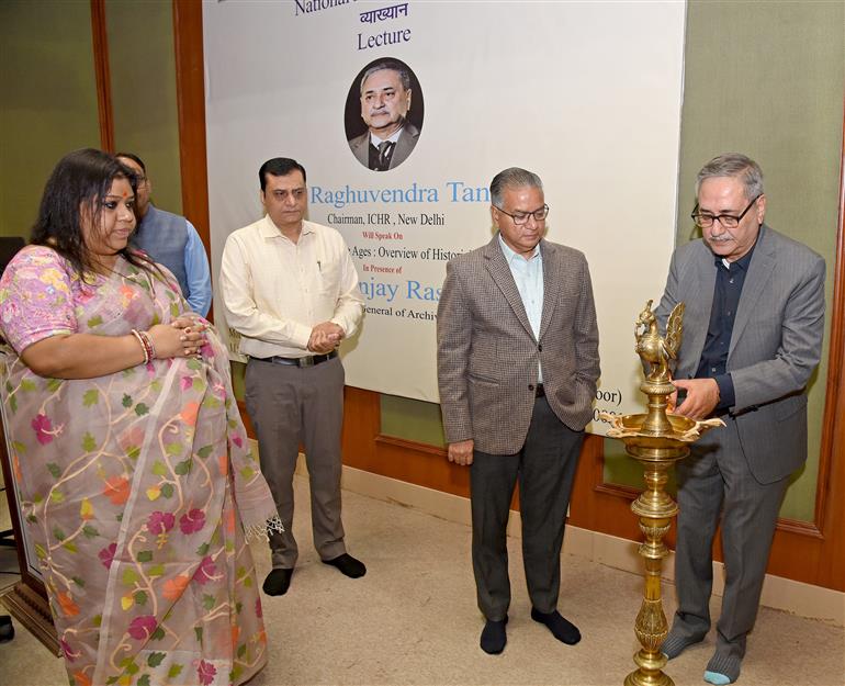 आईसीएचआर के अध्यक्ष पद्मश्री प्रोफेसर रघुवेंद्र तंवर 17 नवंबर, 2025 को नई दिल्ली में ‘जम्मू एंड कश्मीर थ्रू द एजेस:ओवरव्यू ऑफ हिस्टोरिसिटी इश्यूज एंड इवेंट्स' पर  एक विशेष व्याख्यान में भाग लेते हुए।