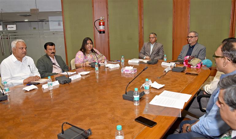 आईसीएचआर के अध्यक्ष पद्मश्री प्रोफेसर रघुवेंद्र तंवर 17 नवंबर, 2025 को नई दिल्ली में ‘जम्मू एंड कश्मीर थ्रू द एजेस:ओवरव्यू ऑफ हिस्टोरिसिटी इश्यूज एंड इवेंट्स' पर  एक विशेष व्याख्यान में भाग लेते हुए।