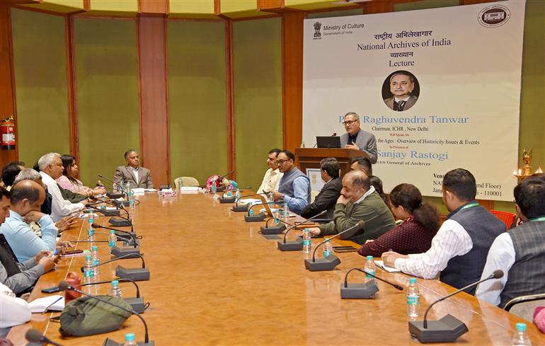 आईसीएचआर के अध्यक्ष पद्मश्री प्रोफेसर रघुवेंद्र तंवर 17 नवंबर, 2025 को नई दिल्ली में ‘जम्मू एंड कश्मीर थ्रू द एजेस:ओवरव्यू ऑफ हिस्टोरिसिटी इश्यूज एंड इवेंट्स' पर  एक विशेष व्याख्यान में भाग लेते हुए।