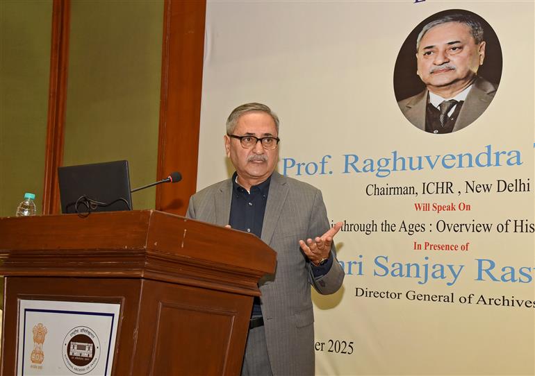 आईसीएचआर के अध्यक्ष पद्मश्री प्रोफेसर रघुवेंद्र तंवर 17 नवंबर, 2025 को नई दिल्ली में ‘जम्मू एंड कश्मीर थ्रू द एजेस:ओवरव्यू ऑफ हिस्टोरिसिटी इश्यूज एंड इवेंट्स' पर  एक विशेष व्याख्यान में भाग लेते हुए।