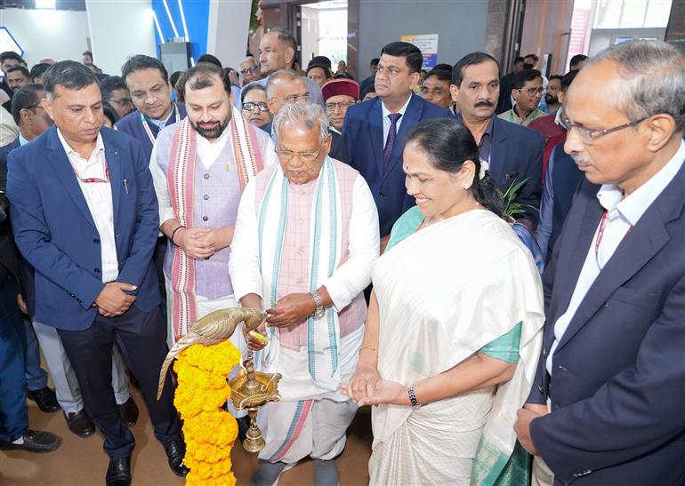 केंद्रीय सूक्ष्म, लघु एवं मध्यम उद्यम मंत्री श्री जीतन राम मांझी 17 नवंबर, 2025 को नई दिल्ली स्थित भारत मंडपम में 44वें भारत अंतर्राष्ट्रीय व्यापार मेले (आईआईटीएफ-2025) में एमएसएमई मंडप के उद्घाटन समारोह में दीप प्रज्ज्वलित करते हुए।