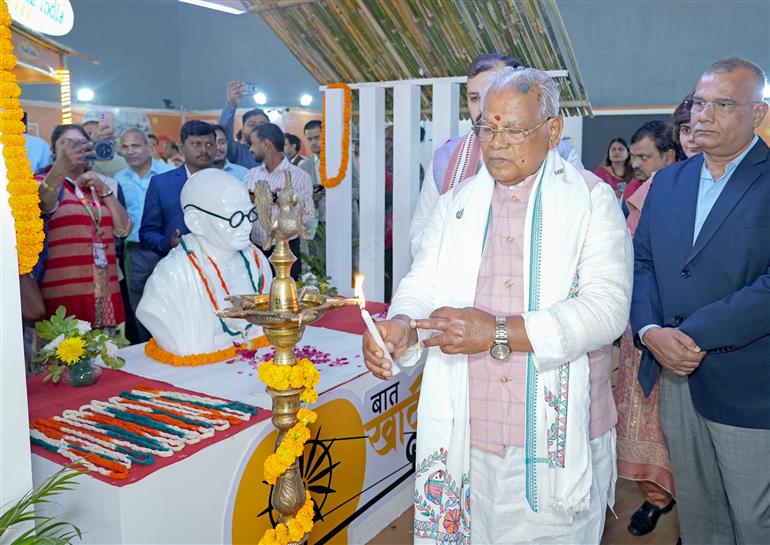 केंद्रीय सूक्ष्म, लघु एवं मध्यम उद्यम मंत्री श्री जीतन राम मांझी 17 नवंबर, 2025 को नई दिल्ली स्थित भारत मंडपम में 44वें भारत अंतर्राष्ट्रीय व्यापार मेले (आईआईटीएफ-2025) में एमएसएमई मंडप के उद्घाटन समारोह में दीप प्रज्ज्वलित करते हुए।