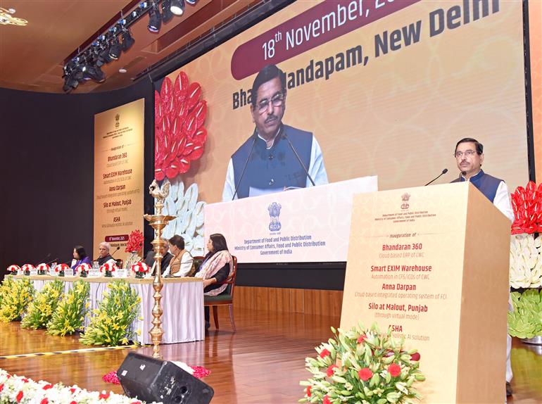 केंद्रीय उपभोक्ता मामले, खाद्य एवं सार्वजनिक वितरण मंत्री श्री प्रल्हाद जोशी 18 नवंबर, 2025 को नई दिल्ली में विकसित भारत के लिए भविष्य के अनुरूप भंडारण की दिशा में खाद्य एवं सार्वजनिक वितरण विभाग के अंतर्गत विकासात्मक पहलों के उद्घाटन एवं शुभारंभ के अवसर पर संबोधित करते हुए।