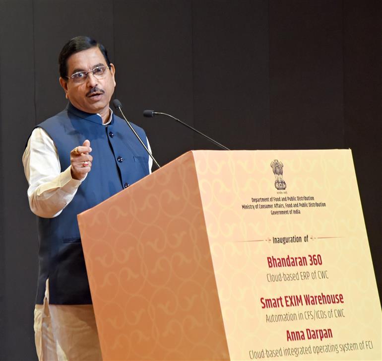 केंद्रीय उपभोक्ता मामले, खाद्य एवं सार्वजनिक वितरण मंत्री श्री प्रल्हाद जोशी 18 नवंबर, 2025 को नई दिल्ली में विकसित भारत के लिए भविष्य के अनुरूप भंडारण की दिशा में खाद्य एवं सार्वजनिक वितरण विभाग के अंतर्गत विकासात्मक पहलों के उद्घाटन एवं शुभारंभ के अवसर पर संबोधित करते हुए।