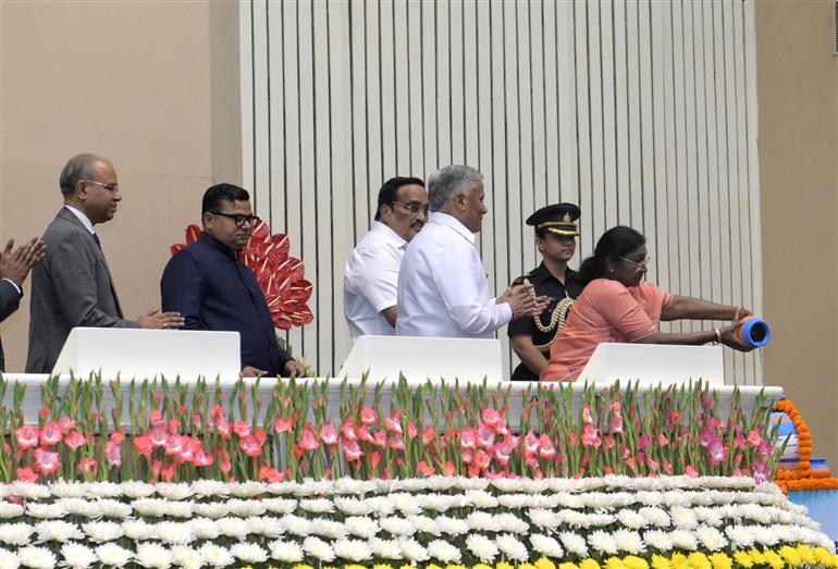 The President of India, Smt. Droupadi Murmu attends the distribution ceremony of 6th National Water Awards & Jal Sanchay Jan Bhagidiri (JSJB) Awards held at Vigyan Bhawan, in New Delhi on November 18, 2025.