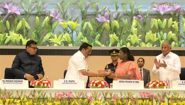 The President of India, Smt. Droupadi Murmu attends the distribution ceremony of 6th National Water Awards & Jal Sanchay Jan Bhagidiri (JSJB) Awards held at Vigyan Bhawan, in New Delhi on November 18, 2025.