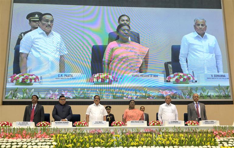 The President of India, Smt. Droupadi Murmu attends the distribution ceremony of 6th National Water Awards & Jal Sanchay Jan Bhagidiri (JSJB) Awards held at Vigyan Bhawan, in New Delhi on November 18, 2025.