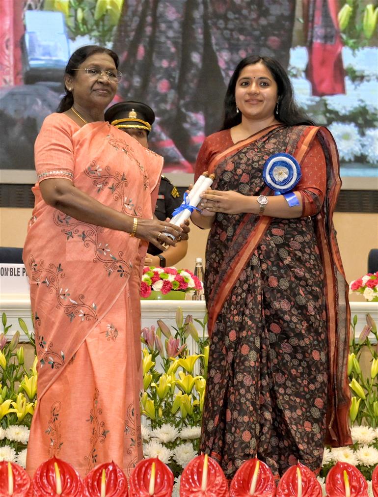 The President of India, Smt. Droupadi Murmu conferring awards to the winners of 6th National Water Awards & Jal Sanchay Jan Bhagidiri (JSJB) Awards during the distribution ceremony held at Vigyan Bhawan, in New Delhi on November 18, 2025.