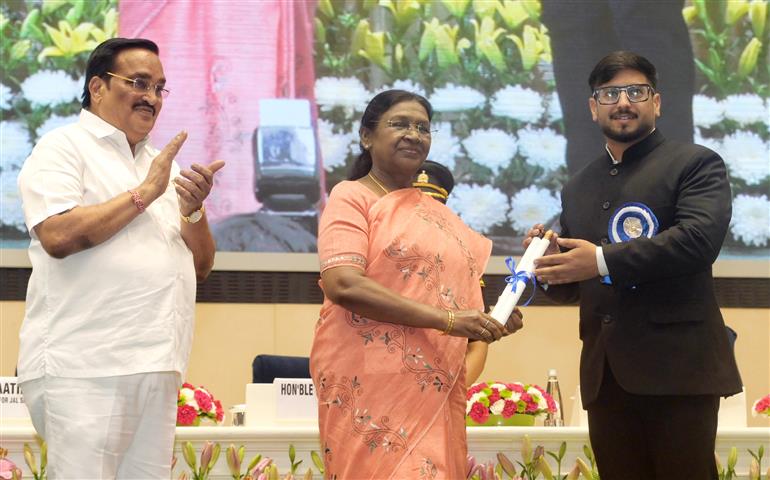 The President of India, Smt. Droupadi Murmu conferring awards to the winners of 6th National Water Awards & Jal Sanchay Jan Bhagidiri (JSJB) Awards during the distribution ceremony held at Vigyan Bhawan, in New Delhi on November 18, 2025.