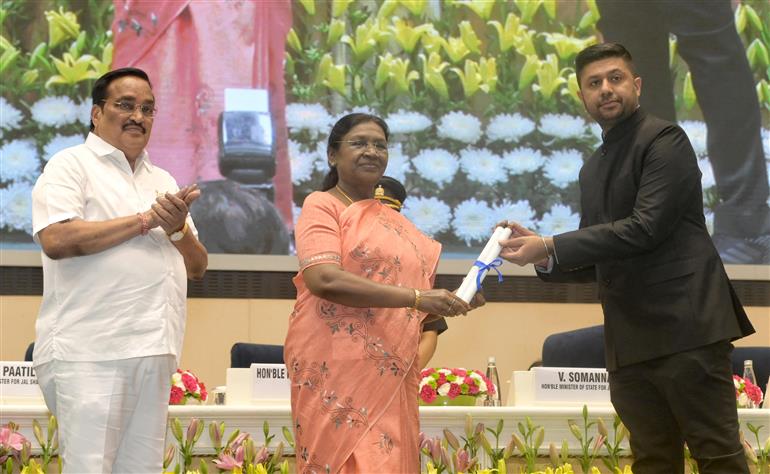 The President of India, Smt. Droupadi Murmu conferring awards to the winners of 6th National Water Awards & Jal Sanchay Jan Bhagidiri (JSJB) Awards during the distribution ceremony held at Vigyan Bhawan, in New Delhi on November 18, 2025.