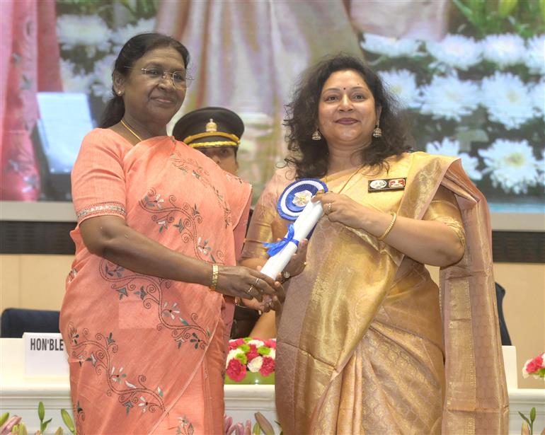 The President of India, Smt. Droupadi Murmu conferring awards to the winners of 6th National Water Awards & Jal Sanchay Jan Bhagidiri (JSJB) Awards during the distribution ceremony held at Vigyan Bhawan, in New Delhi on November 18, 2025.