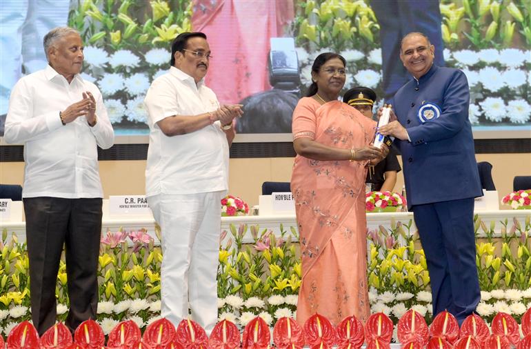 The President of India, Smt. Droupadi Murmu conferring awards to the winners of 6th National Water Awards & Jal Sanchay Jan Bhagidiri (JSJB) Awards during the distribution ceremony held at Vigyan Bhawan, in New Delhi on November 18, 2025.