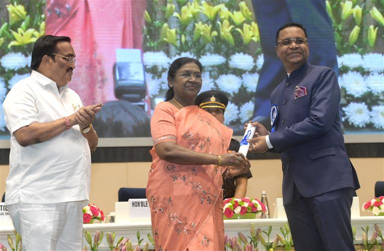 The President of India, Smt. Droupadi Murmu conferring awards to the winners of 6th National Water Awards & Jal Sanchay Jan Bhagidiri (JSJB) Awards during the distribution ceremony held at Vigyan Bhawan, in New Delhi on November 18, 2025.