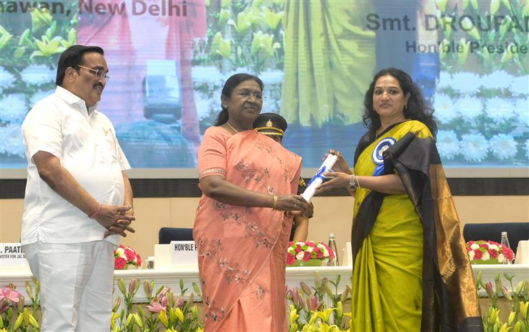 The President of India, Smt. Droupadi Murmu conferring awards to the winners of 6th National Water Awards & Jal Sanchay Jan Bhagidiri (JSJB) Awards during the distribution ceremony held at Vigyan Bhawan, in New Delhi on November 18, 2025.