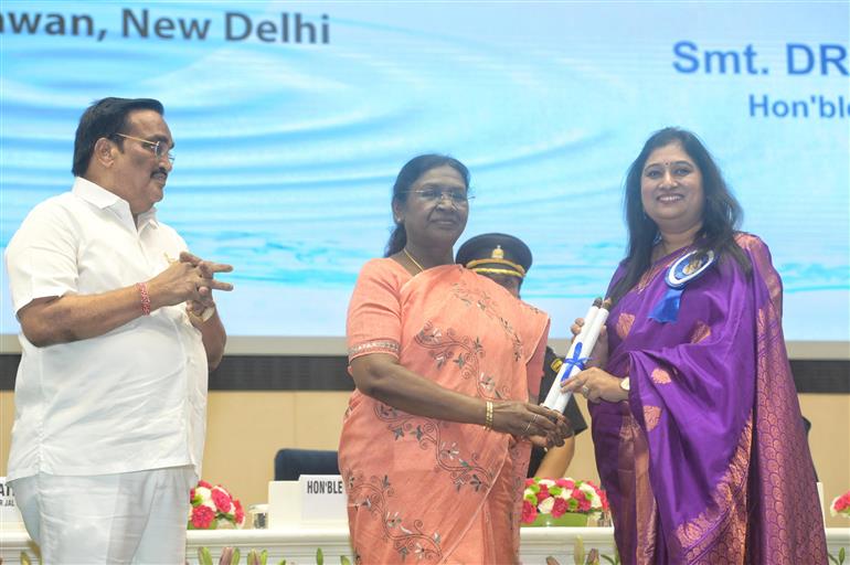The President of India, Smt. Droupadi Murmu conferring awards to the winners of 6th National Water Awards & Jal Sanchay Jan Bhagidiri (JSJB) Awards during the distribution ceremony held at Vigyan Bhawan, in New Delhi on November 18, 2025.
