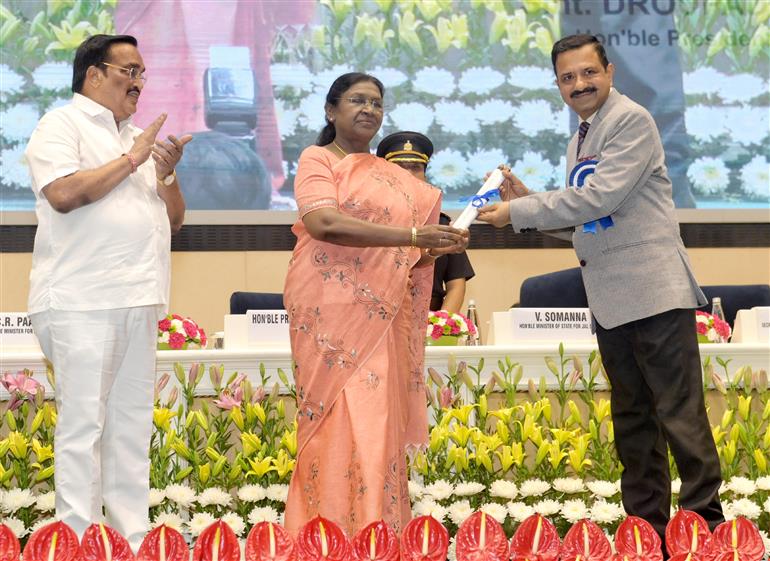 The President of India, Smt. Droupadi Murmu conferring awards to the winners of 6th National Water Awards & Jal Sanchay Jan Bhagidiri (JSJB) Awards during the distribution ceremony held at Vigyan Bhawan, in New Delhi on November 18, 2025.