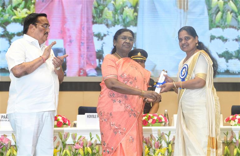 राष्ट्रपति श्रीमती द्रौपदी मुर्मु 18 नवंबर, 2025 को नई दिल्ली स्थित विज्ञान भवन में आयोजित पुरस्कार वितरण समारोह में छठे राष्ट्रीय जल पुरस्कार और जल संचय जन भागीदारी (जेएसजेबी) पुरस्कार विजेताओं को पुरस्कार प्रदान करती हुईं।