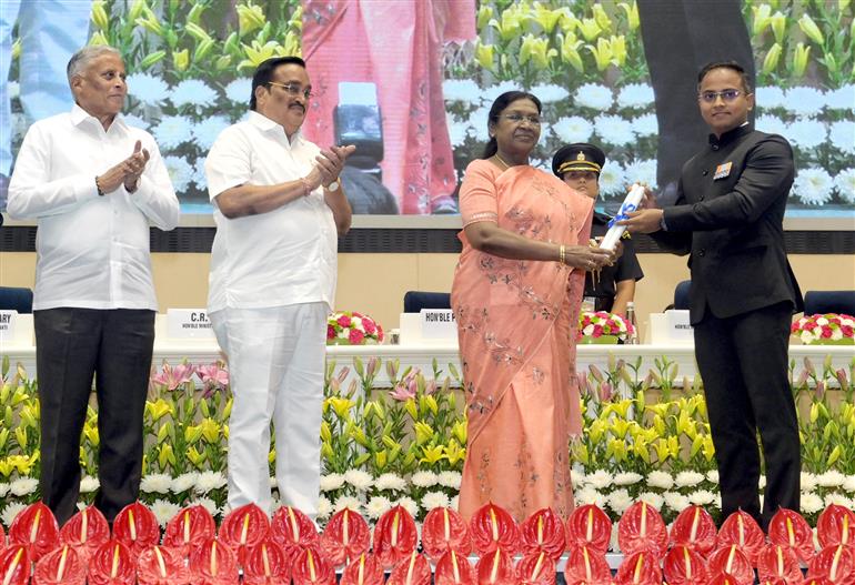 राष्ट्रपति श्रीमती द्रौपदी मुर्मु 18 नवंबर, 2025 को नई दिल्ली स्थित विज्ञान भवन में आयोजित पुरस्कार वितरण समारोह में छठे राष्ट्रीय जल पुरस्कार और जल संचय जन भागीदारी (जेएसजेबी) पुरस्कार विजेताओं को पुरस्कार प्रदान करती हुईं।