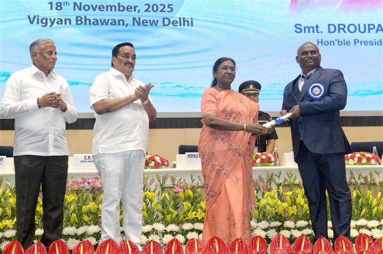 राष्ट्रपति श्रीमती द्रौपदी मुर्मु 18 नवंबर, 2025 को नई दिल्ली स्थित विज्ञान भवन में आयोजित पुरस्कार वितरण समारोह में छठे राष्ट्रीय जल पुरस्कार और जल संचय जन भागीदारी (जेएसजेबी) पुरस्कार विजेताओं को पुरस्कार प्रदान करती हुईं।