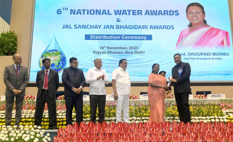 The President of India, Smt. Droupadi Murmu conferring awards to the winners of 6th National Water Awards & Jal Sanchay Jan Bhagidiri (JSJB) Awards during the distribution ceremony held at Vigyan Bhawan, in New Delhi on November 18, 2025.