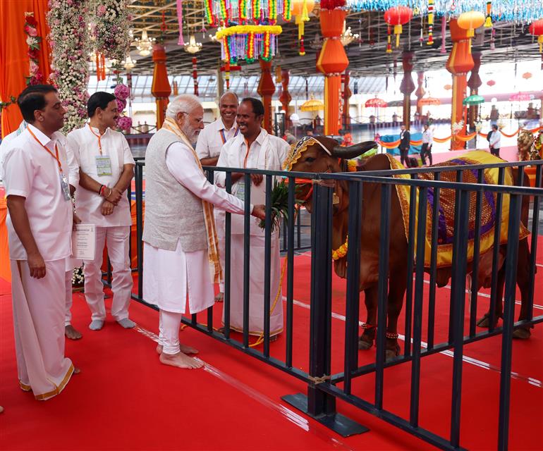 प्रधानमंत्री श्री नरेन्द्र मोदी ने 19 नवंबर, 2025 को भगवान श्री सत्य साईं बाबा की महासमाधि पर श्रद्धांजलि अर्पित की और आंध्र प्रदेश के पुट्टपर्थी स्थित मंदिर का भी दौरा किया।