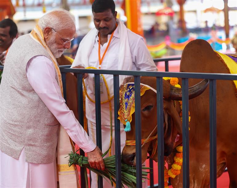 प्रधानमंत्री श्री नरेन्द्र मोदी ने 19 नवंबर, 2025 को भगवान श्री सत्य साईं बाबा की महासमाधि पर श्रद्धांजलि अर्पित की और आंध्र प्रदेश के पुट्टपर्थी स्थित मंदिर का भी दौरा किया।