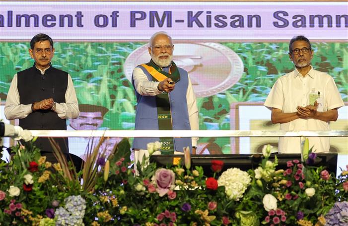 प्रधानमंत्री श्री नरेन्द्र मोदी 19 नवंबर, 2025 को तमिलनाडु के कोयंबटूर में दक्षिण भारत प्राकृतिक खेती शिखर सम्मेलन 2025 के उद्घाटन के दौरान पीएम-किसान की 21वीं किस्त जारी करते हुए।