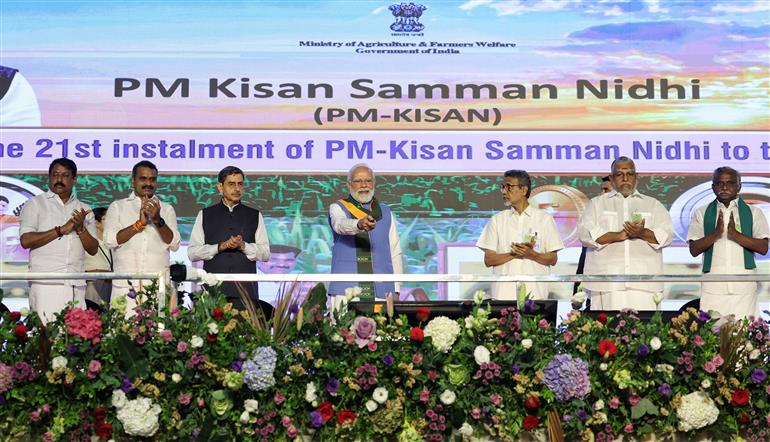 प्रधानमंत्री श्री नरेन्द्र मोदी 19 नवंबर, 2025 को तमिलनाडु के कोयंबटूर में दक्षिण भारत प्राकृतिक खेती शिखर सम्मेलन 2025 के उद्घाटन के दौरान पीएम-किसान की 21वीं किस्त जारी करते हुए।
