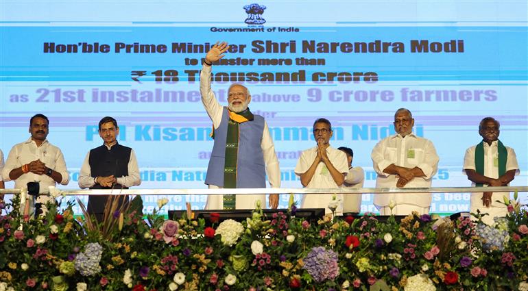 प्रधानमंत्री श्री नरेन्द्र मोदी 19 नवंबर, 2025 को तमिलनाडु के कोयंबटूर में दक्षिण भारत प्राकृतिक खेती शिखर सम्मेलन 2025 के उद्घाटन के अवसर पर उपस्थित हैं।