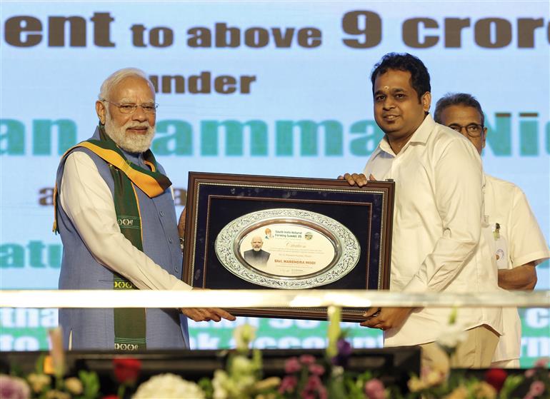 प्रधानमंत्री श्री नरेन्द्र मोदी 19 नवंबर, 2025 को तमिलनाडु के कोयंबटूर में दक्षिण भारत प्राकृतिक खेती शिखर सम्मेलन 2025 के उद्घाटन के अवसर पर उपस्थित हैं।