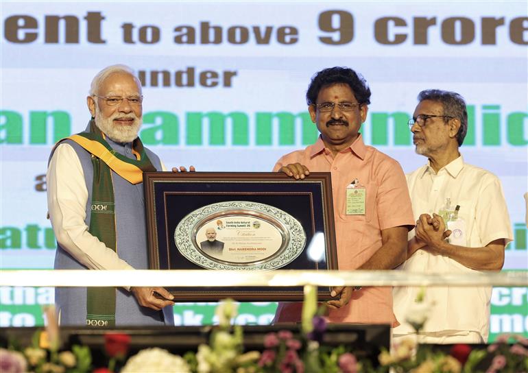 प्रधानमंत्री श्री नरेन्द्र मोदी 19 नवंबर, 2025 को तमिलनाडु के कोयंबटूर में दक्षिण भारत प्राकृतिक खेती शिखर सम्मेलन 2025 के उद्घाटन के अवसर पर उपस्थित हैं।