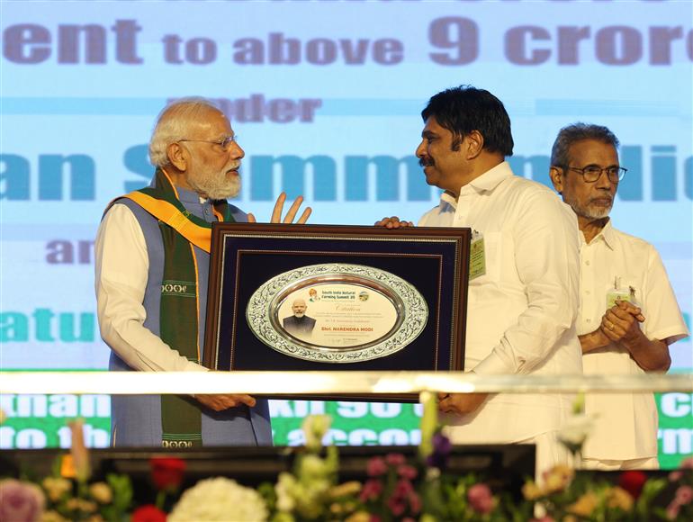 प्रधानमंत्री श्री नरेन्द्र मोदी 19 नवंबर, 2025 को तमिलनाडु के कोयंबटूर में दक्षिण भारत प्राकृतिक खेती शिखर सम्मेलन 2025 के उद्घाटन के अवसर पर उपस्थित हैं।