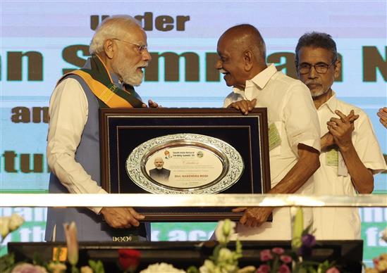प्रधानमंत्री श्री नरेन्द्र मोदी 19 नवंबर, 2025 को तमिलनाडु के कोयंबटूर में दक्षिण भारत प्राकृतिक खेती शिखर सम्मेलन 2025 के उद्घाटन के अवसर पर उपस्थित हैं।