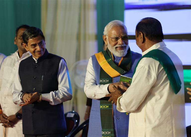 प्रधानमंत्री श्री नरेन्द्र मोदी 19 नवंबर, 2025 को तमिलनाडु के कोयंबटूर में दक्षिण भारत प्राकृतिक खेती शिखर सम्मेलन 2025 के उद्घाटन के अवसर पर उपस्थित हैं।