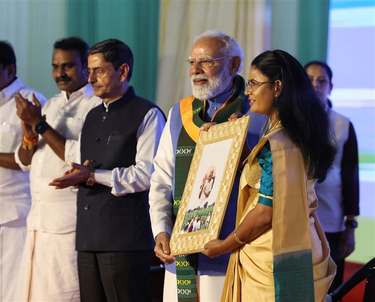 प्रधानमंत्री श्री नरेन्द्र मोदी 19 नवंबर, 2025 को तमिलनाडु के कोयंबटूर में दक्षिण भारत प्राकृतिक खेती शिखर सम्मेलन 2025 के उद्घाटन के अवसर पर उपस्थित हैं।