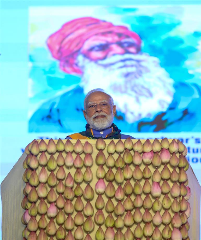 प्रधानमंत्री श्री नरेन्द्र मोदी 19 नवंबर, 2025 को तमिलनाडु के कोयंबटूर में दक्षिण भारत प्राकृतिक खेती शिखर सम्मेलन 2025 के उद्घाटन के अवसर पर संबोधित करते हुए।