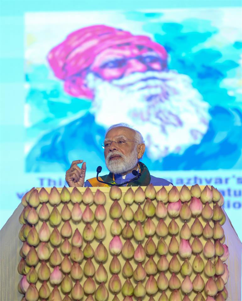 प्रधानमंत्री श्री नरेन्द्र मोदी 19 नवंबर, 2025 को तमिलनाडु के कोयंबटूर में दक्षिण भारत प्राकृतिक खेती शिखर सम्मेलन 2025 के उद्घाटन के अवसर पर संबोधित करते हुए।