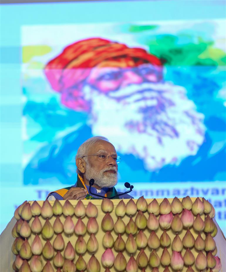 प्रधानमंत्री श्री नरेन्द्र मोदी 19 नवंबर, 2025 को तमिलनाडु के कोयंबटूर में दक्षिण भारत प्राकृतिक खेती शिखर सम्मेलन 2025 के उद्घाटन के अवसर पर संबोधित करते हुए।