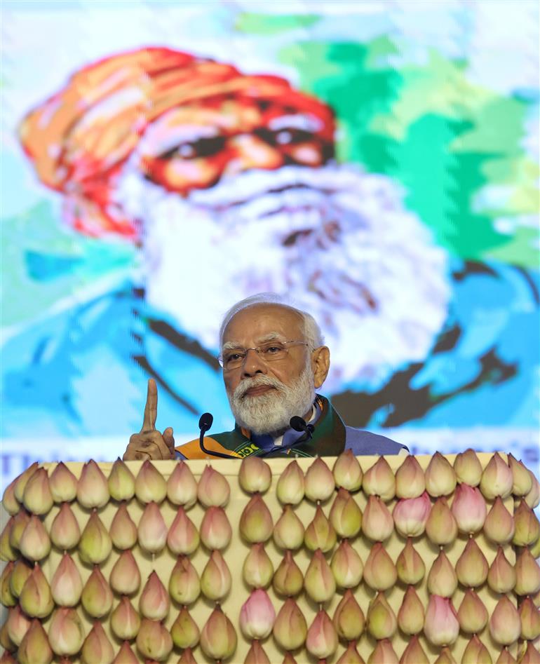 प्रधानमंत्री श्री नरेन्द्र मोदी 19 नवंबर, 2025 को तमिलनाडु के कोयंबटूर में दक्षिण भारत प्राकृतिक खेती शिखर सम्मेलन 2025 के उद्घाटन के अवसर पर संबोधित करते हुए।