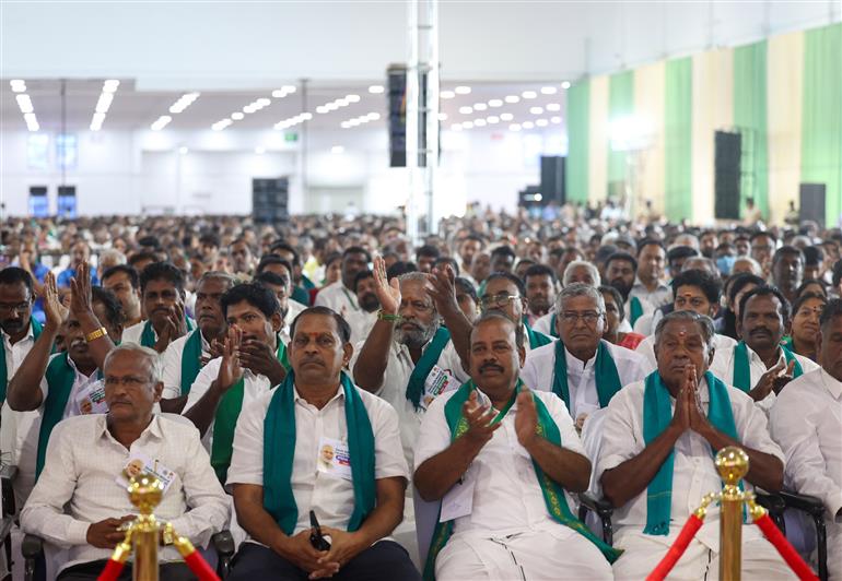 19 नवंबर, 2025 को तमिलनाडु के कोयंबटूर में दक्षिण भारत प्राकृतिक खेती शिखर सम्मेलन 2025 के उद्घाटन के अवसर पर उपस्थित लोग। इस अवसर पर प्रधानमंत्री श्री नरेन्द्र मोदी संबोधित करते हुए।