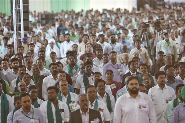 19 नवंबर, 2025 को तमिलनाडु के कोयंबटूर में दक्षिण भारत प्राकृतिक खेती शिखर सम्मेलन 2025 के उद्घाटन के अवसर पर उपस्थित लोग। इस अवसर पर प्रधानमंत्री श्री नरेन्द्र मोदी संबोधित करते हुए।