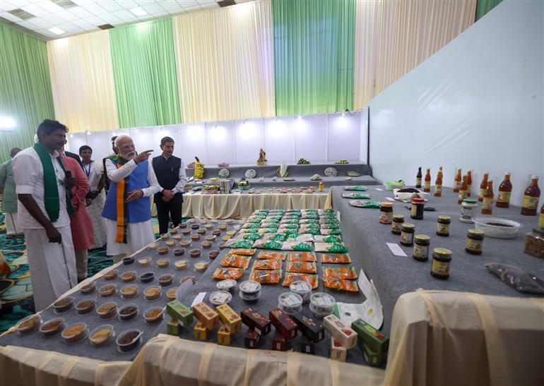 प्रधानमंत्री श्री नरेन्द्र मोदी ने 19 नवंबर, 2025 को तमिलनाडु के कोयंबटूर में दक्षिण भारत प्राकृतिक कृषि शिखर सम्मेलन 2025 के उद्घाटन के दौरान एक प्रदर्शनी का दौरा किया और किसानों से बातचीत की।