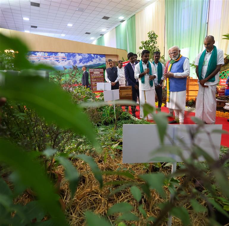 प्रधानमंत्री श्री नरेन्द्र मोदी ने 19 नवंबर, 2025 को तमिलनाडु के कोयंबटूर में दक्षिण भारत प्राकृतिक कृषि शिखर सम्मेलन 2025 के उद्घाटन के दौरान एक प्रदर्शनी का दौरा किया और किसानों से बातचीत की।