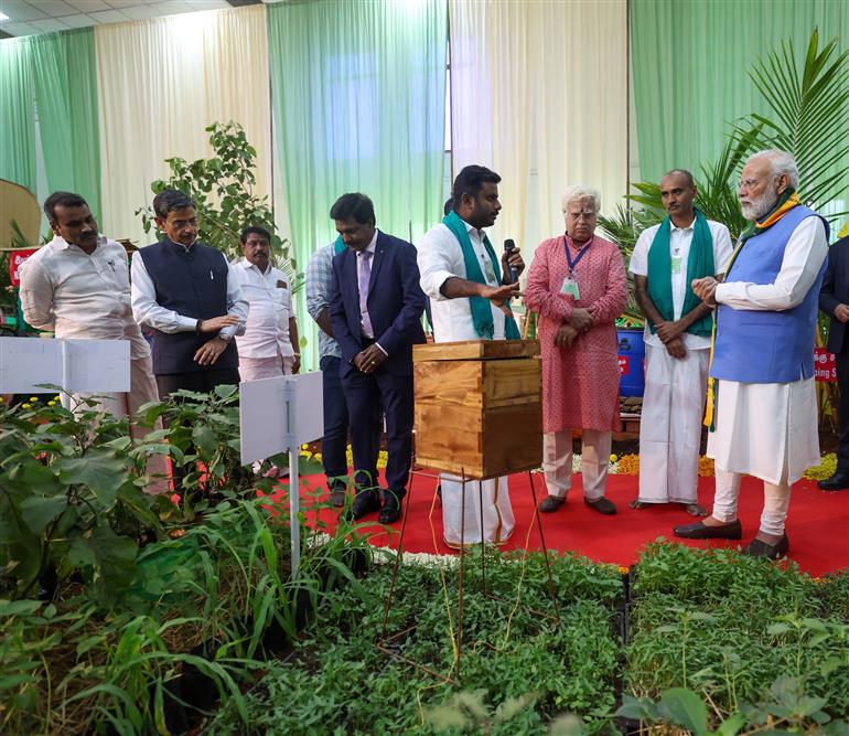 प्रधानमंत्री श्री नरेन्द्र मोदी ने 19 नवंबर, 2025 को तमिलनाडु के कोयंबटूर में दक्षिण भारत प्राकृतिक कृषि शिखर सम्मेलन 2025 के उद्घाटन के दौरान एक प्रदर्शनी का दौरा किया और किसानों से बातचीत की।
