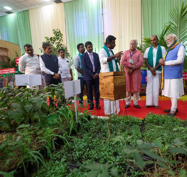 प्रधानमंत्री श्री नरेन्द्र मोदी ने 19 नवंबर, 2025 को तमिलनाडु के कोयंबटूर में दक्षिण भारत प्राकृतिक कृषि शिखर सम्मेलन 2025 के उद्घाटन के दौरान एक प्रदर्शनी का दौरा किया और किसानों से बातचीत की।