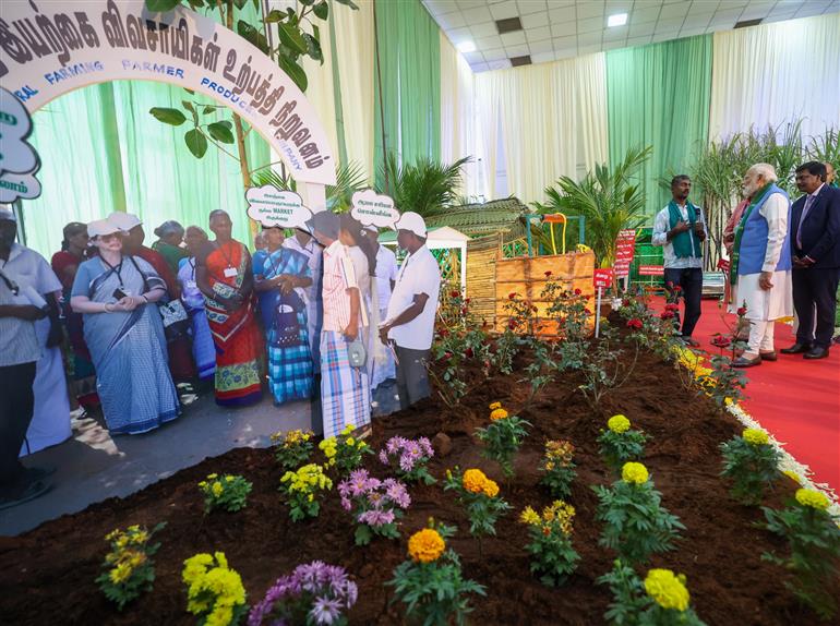 प्रधानमंत्री श्री नरेन्द्र मोदी ने 19 नवंबर, 2025 को तमिलनाडु के कोयंबटूर में दक्षिण भारत प्राकृतिक कृषि शिखर सम्मेलन 2025 के उद्घाटन के दौरान एक प्रदर्शनी का दौरा किया और किसानों से बातचीत की।
