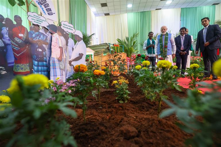 प्रधानमंत्री श्री नरेन्द्र मोदी ने 19 नवंबर, 2025 को तमिलनाडु के कोयंबटूर में दक्षिण भारत प्राकृतिक कृषि शिखर सम्मेलन 2025 के उद्घाटन के दौरान एक प्रदर्शनी का दौरा किया और किसानों से बातचीत की।